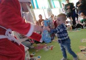 Tymcio odbiera prezent od Świętego Mikołaja